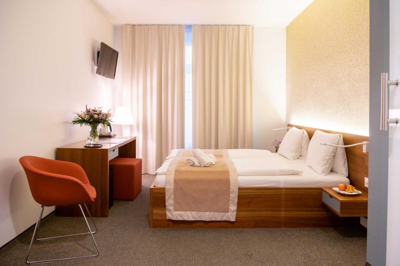 Hotel Engel Am Bahnhof Wadenswil Bagian luar foto