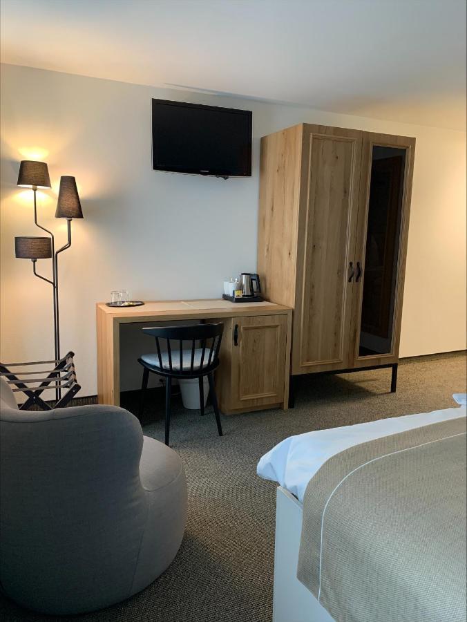 Hotel Engel Am Bahnhof Wadenswil Bagian luar foto